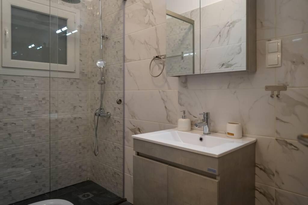 Modern Apartment In The City Center يانينة المظهر الخارجي الصورة