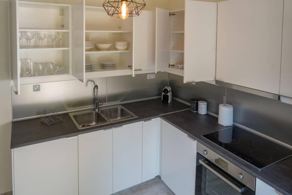 Modern Apartment In The City Center يانينة المظهر الخارجي الصورة